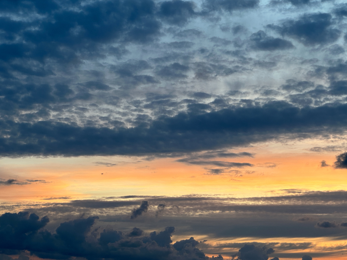 Можно очень долго рассказывать о закатах, ...