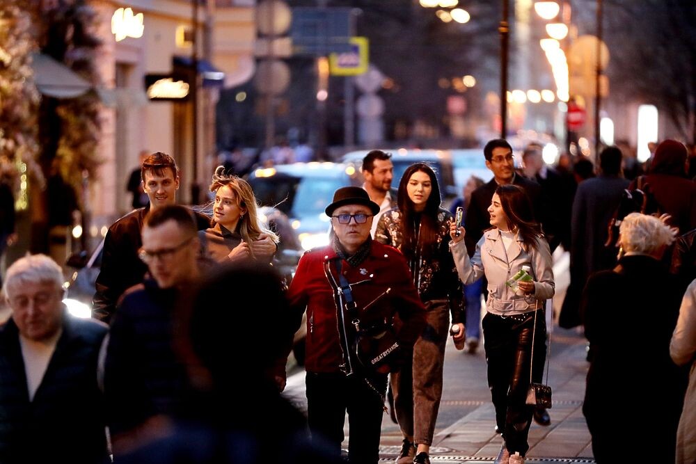 Ночная москва кафе патриаршие пруды. Ночная москва кафе патриаршие пруды. Кафе на патриарших прудах на улице. Девушки на патриарших прудах. Звезды живущие на патриках.