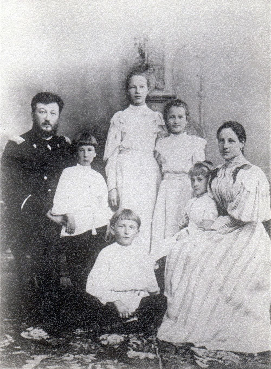 Наталья и Павел Воронцовы-Вельяминовы с детьми (слева направо): Феодосием, Михаилом, Марией, Софьей, Верой. 1890-е гг.