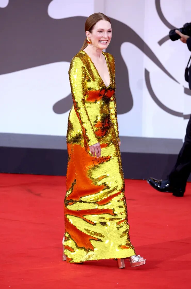 Американская актриса Джулианна Мур в платье Bottega Veneta