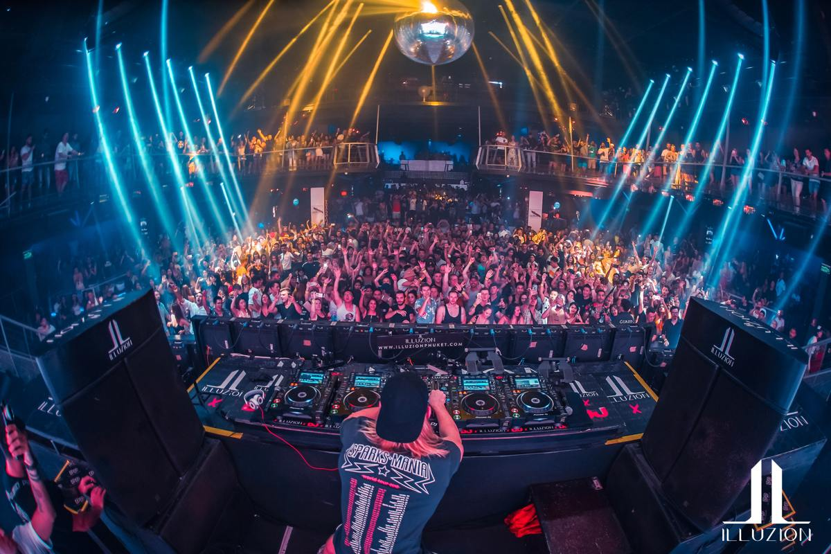 Яркие огни и толпа на танцполе в Illuzion Phuket
