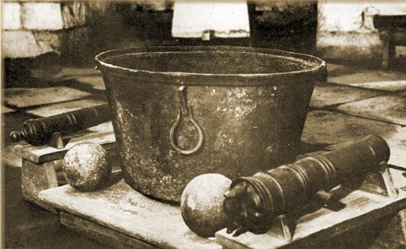 Котёл для варки смолы, пушки и ядра. Из собрания Сергиево-Посадского музея