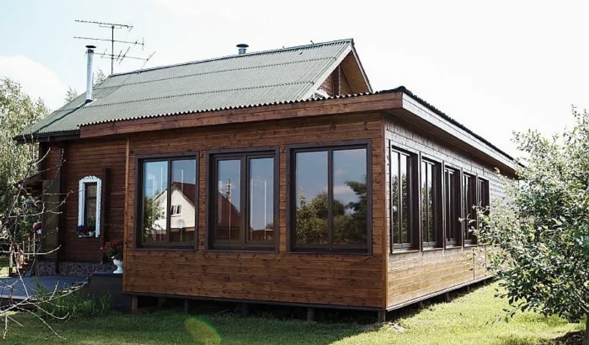 Благодаря пристройке можно добавить новое жилое помещение, техническую зону или дополнительный санузел.