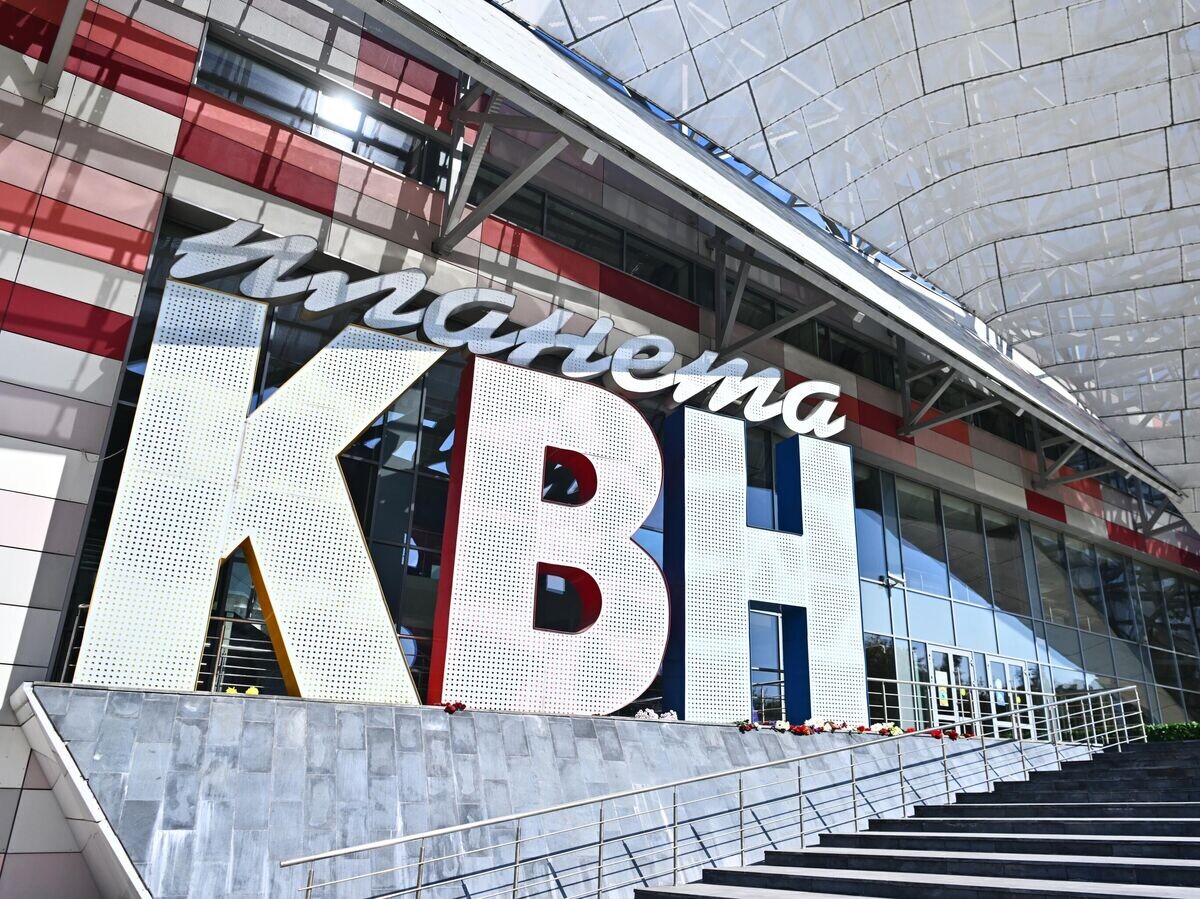    Цветы в память о ведущем Александре Маслякове у молодежного центра "Планета КВН"© РИА Новости / Кристина Кормилицына