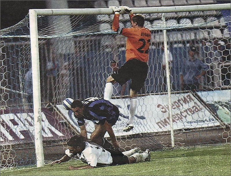 «Шинник» (Ярославль) - «Торпедо» - 2:0. Торпедовец Джордже Йокич (в белом), ярославец Антон Хазов и вратарь торпедовцев Дмитрий Бородин.