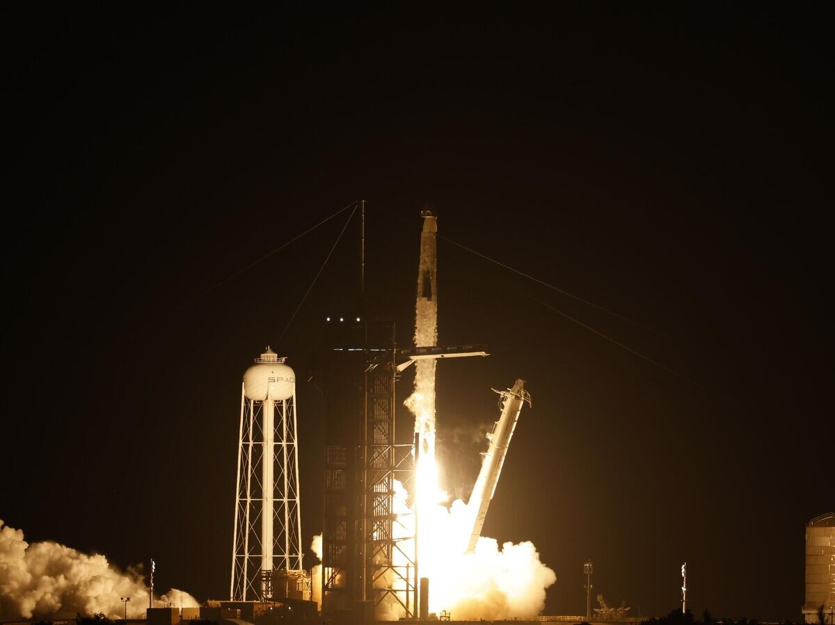    Старт ракеты SpaceX Falcon 9 с кораблем Crew Dragon с площадки Космического центра Кеннеди на мысе Канаверал, штат Флорида© AP Photo / Terry Renna