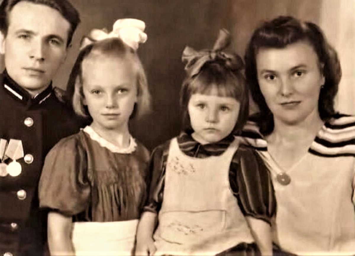 Семья Новосядловых: Николай Самсонович, сёстры Нонна и Ниалина, мама Антонина Фёдоровна