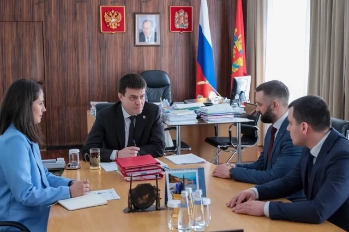   Губернатор Михаил Котюков с победителями и финалистами пятого сезона конкурса «Лидеры России».
