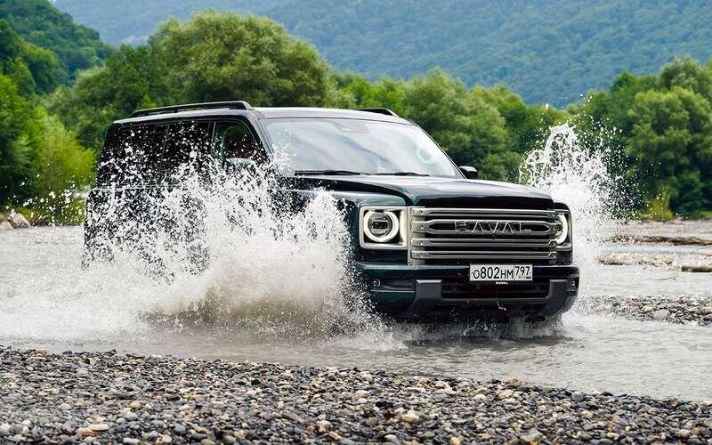    Haval Н9. Цена в России от 4 299 000 ₽. Окрашенные «в пол» бамперы ограничивают внедорожное применение. С завода ставится обширная металлическая защита днища: толщиной 1,5 мм под двигателем, 3 мм под коробкой передач и 1,2 мм под топливным баком. Ходы подвески – 221 мм спереди и 235 мм сзади.