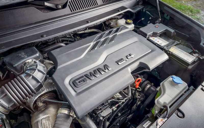    В перечень адаптации для российских условий входит бачок омывателя объемом 4,5 л с датчиком низкого уровня. Увеличенный аккумулятор (с дизелем – на 92 А·ч) – это тоже правильно. Но зачем при отсутствии системы старт-стоп и предпускового подогревателя ставить дорогой AGM – непонятно. Также декларируется улучшенный антикор. В частности, «проливают» внутренние полости дверей.