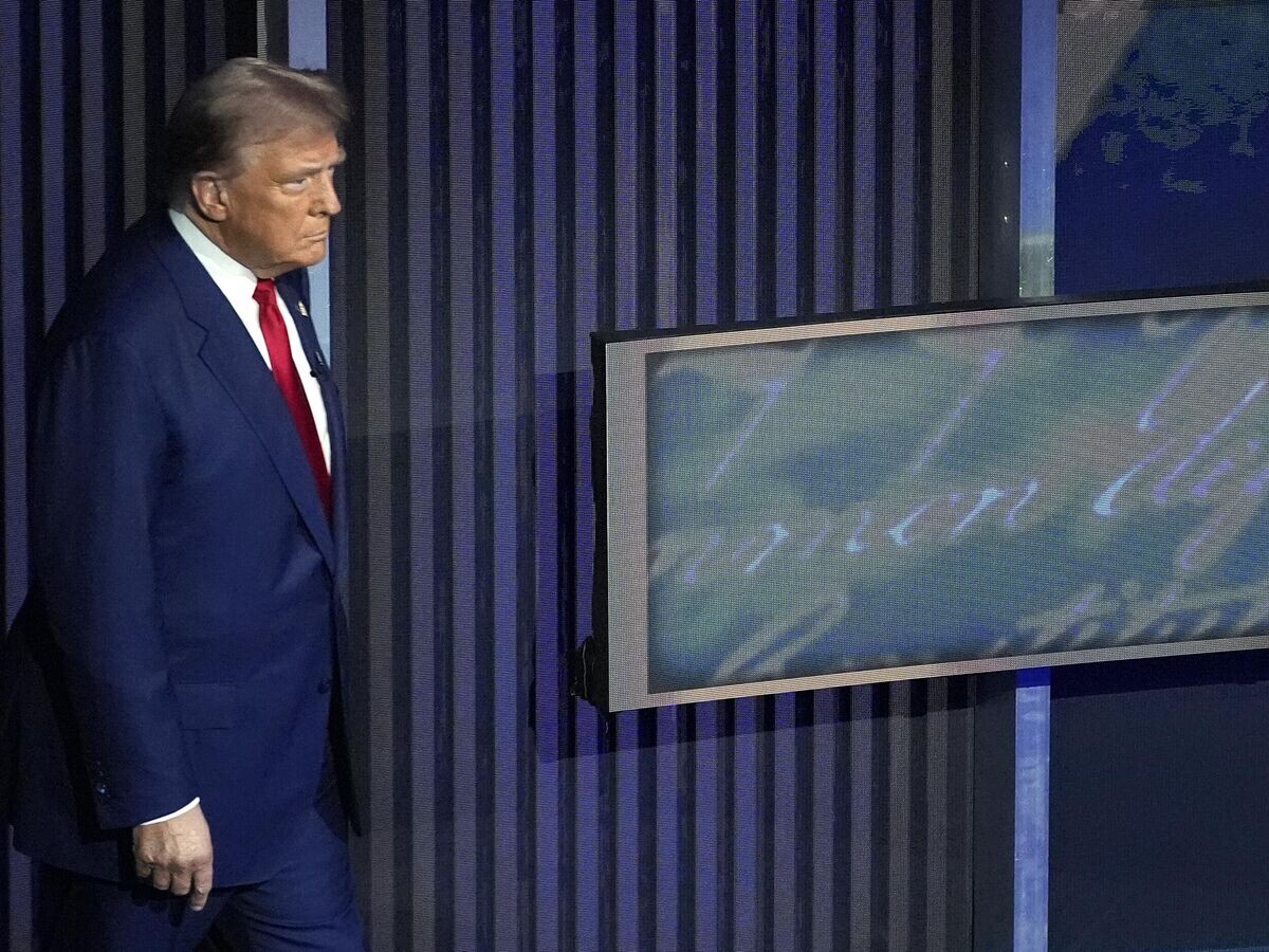    Кандидат в президенты США Дональд Трамп во время предвыборных дебатов с Камалой Харрис© AP Photo / Alex Brandon