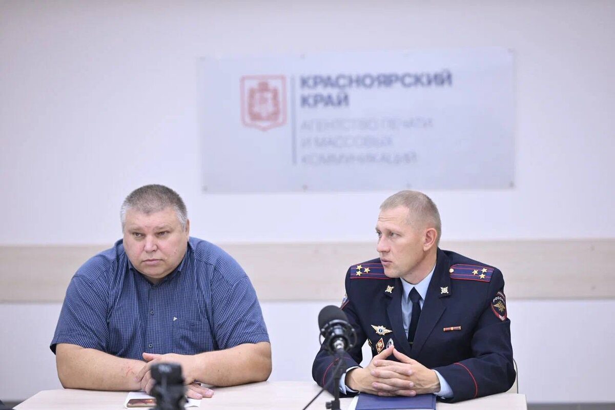 На фото (слева-направо): Александр Савенков, начальник штаба дружины "Металлург" и Иван Мыглан, заместитель начальника полиции по охране общественного порядка Главного управления МВД России по Красноярскому краю.