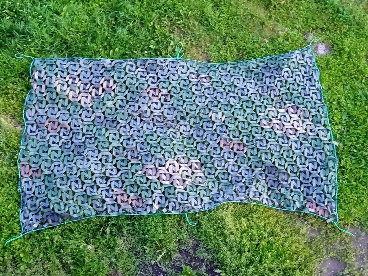 МАСКИРОВОЧНАЯ СЕТЬ, СПЛЕТЕННАЯ ВОЛОНТЕРАМИ, ГОТОВИТСЯ К ОТПРАВКЕ НА ФРОНТ. /ФОТО АНДРЕЯ МЕНЧИНСКОГО