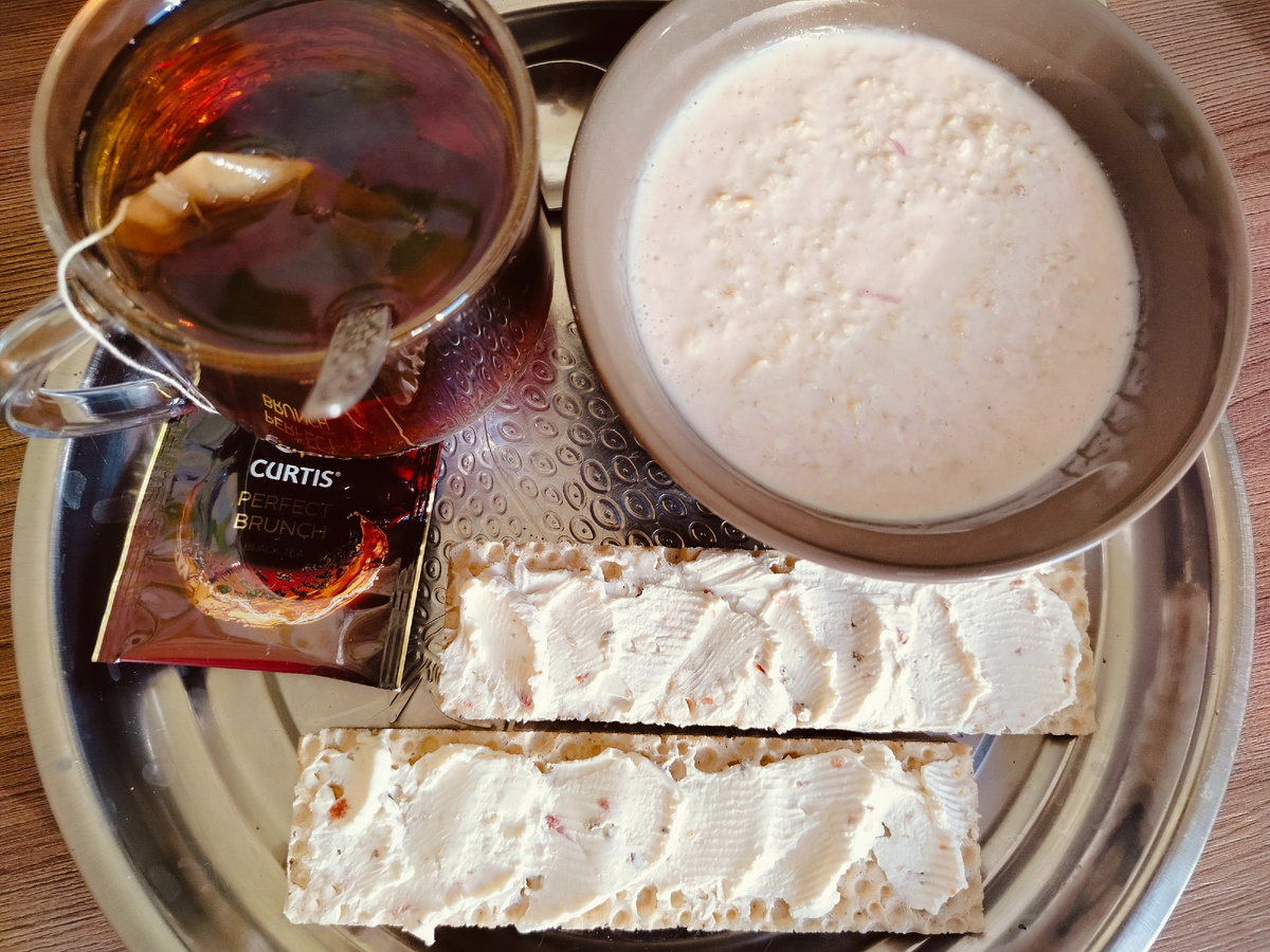 Мой завтрак. Ленивая овсянка из четырёх ложек овсяных хлопьев и двести грамм клубничного питьевого  йогурта. Черный сладкий чай. Хлебцы с мягким творожным сыром #еда