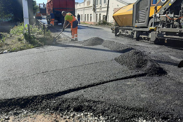    В Нолинске ремонтируют дорогу на улице Карла Либкнехта