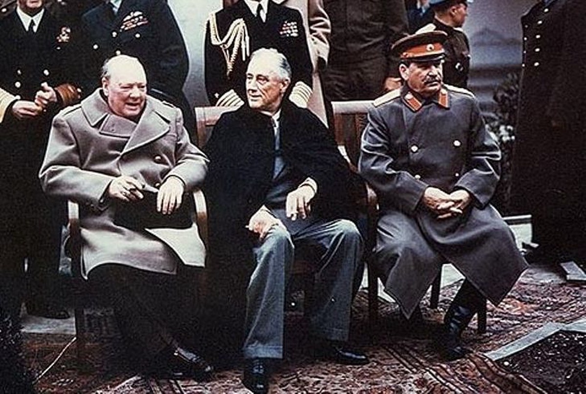    Черчилль, Рузвельт (в центре) и Сталин, Ялтинская конференция (1945) / Фото: Wikipedia / Общественное достояние