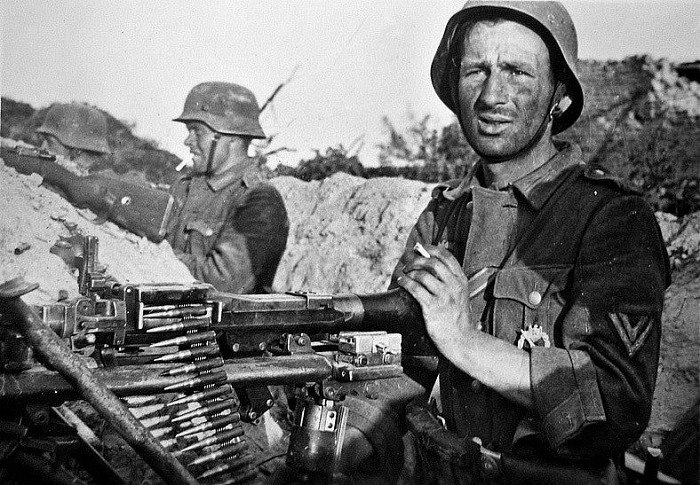 Как солдат советского штрафбата и немецкий пулеметчик разговаривали между собой из окопов в минуты затишья. О чем они говорили