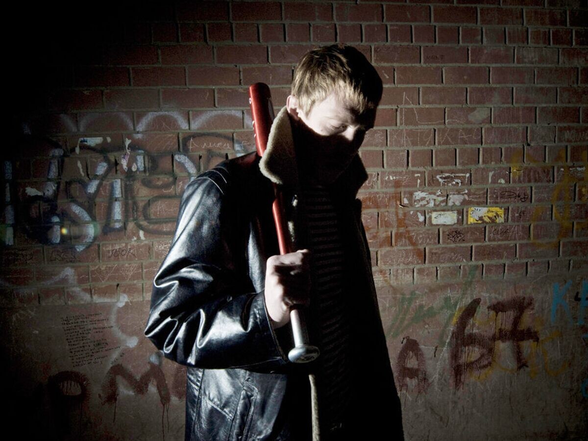 Мужчина с бейсбольной битой© Фото : Константин Соломатин