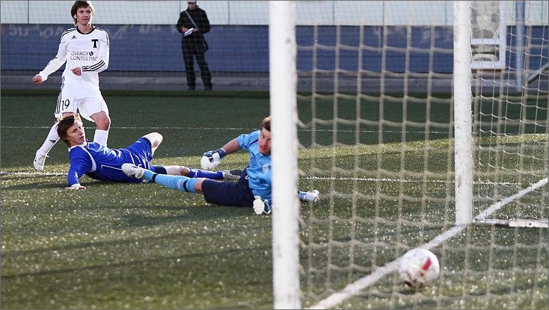 «Ника» (Москва) - «Торпедо» - 1:2. Торпедовец Кирилл Макаров забивает победный мяч.