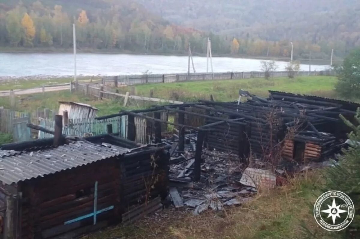    В Башкирии пожар во дворе дома чуть не перекинулся на лесной массив