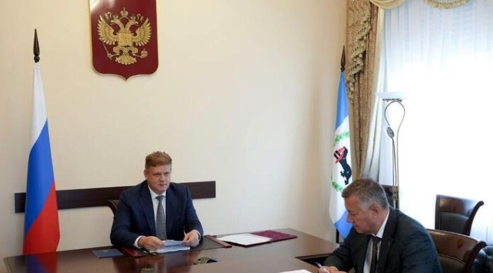    Полномочный представитель президента Российской Федерации в Сибирском федеральном округе Анатолий Серышев (слева). Фото: sfo.gov.ru