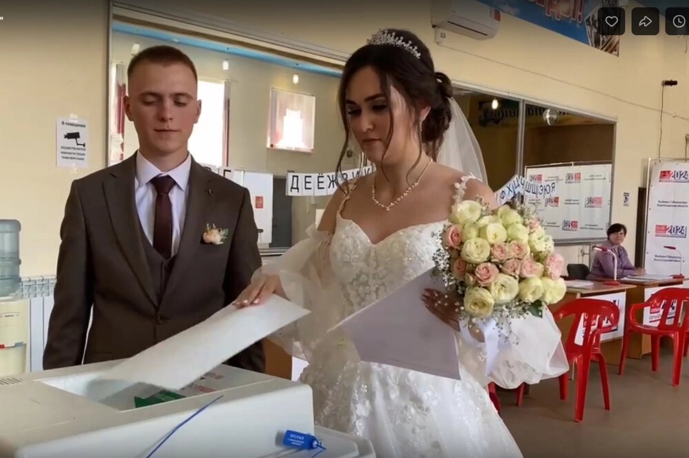    Голосовать приехали прямо из ЗАГСа. Фото: администрация Старополтавского района