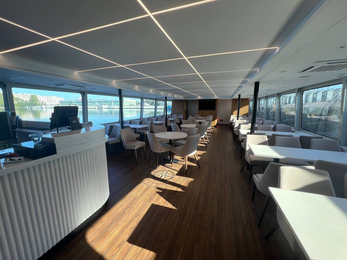 Построенный корабелами ОСК катамаран проекта 04710 "Соммерс" вышел на линию