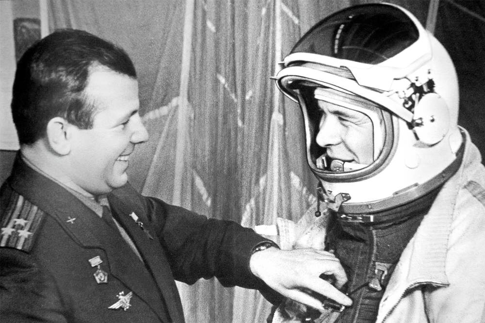 Ю.А. Гагарин и Е.В. Хрунов, проверка скафандра. 1967 г.