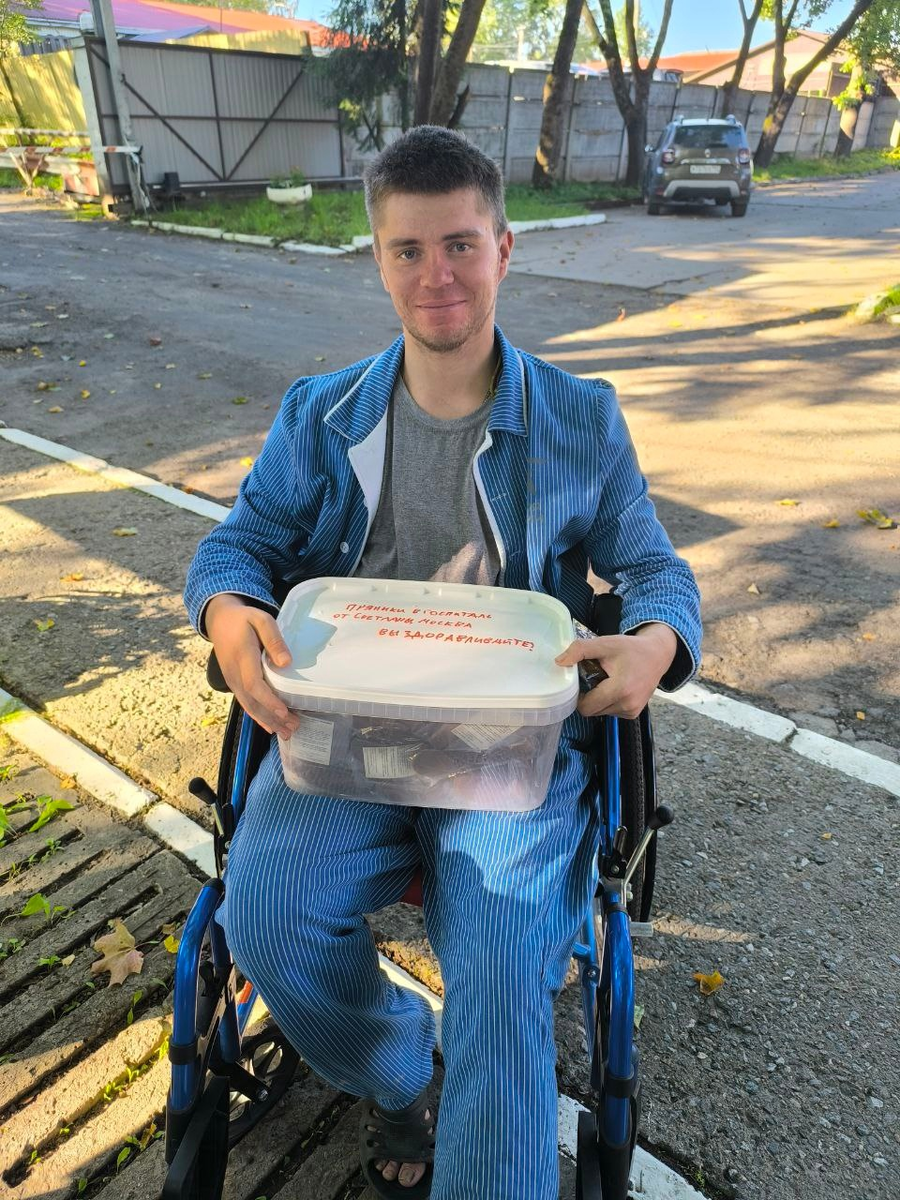 Дабы не приходить с пустыми руками – наши подписчики подарили Клауду 8 кг печатных пряников, испеченных накануне вечером, и святую воду из ГХВС