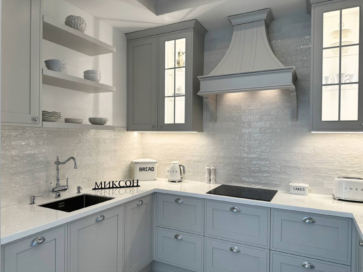Монохромная кухня компании"Миксон"