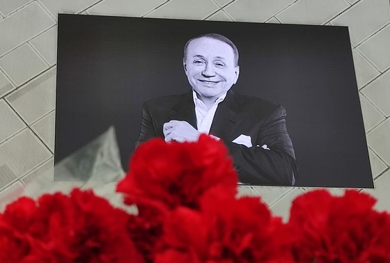    Портрет телеведущего Александра Маслякова на фасаде молодежного центра «Планета КВН»