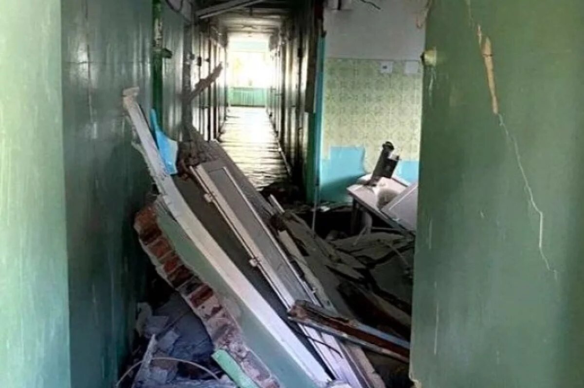    Обрушилась стена рядом с душевыми