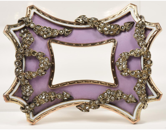 Пряжка, украшенная эмалью, с накладным орнаментом в виде гирлянд и венков. Мастер: Вигстрём, Генрих. 1900-е гг. Источник "Государственный Эрмитаж"