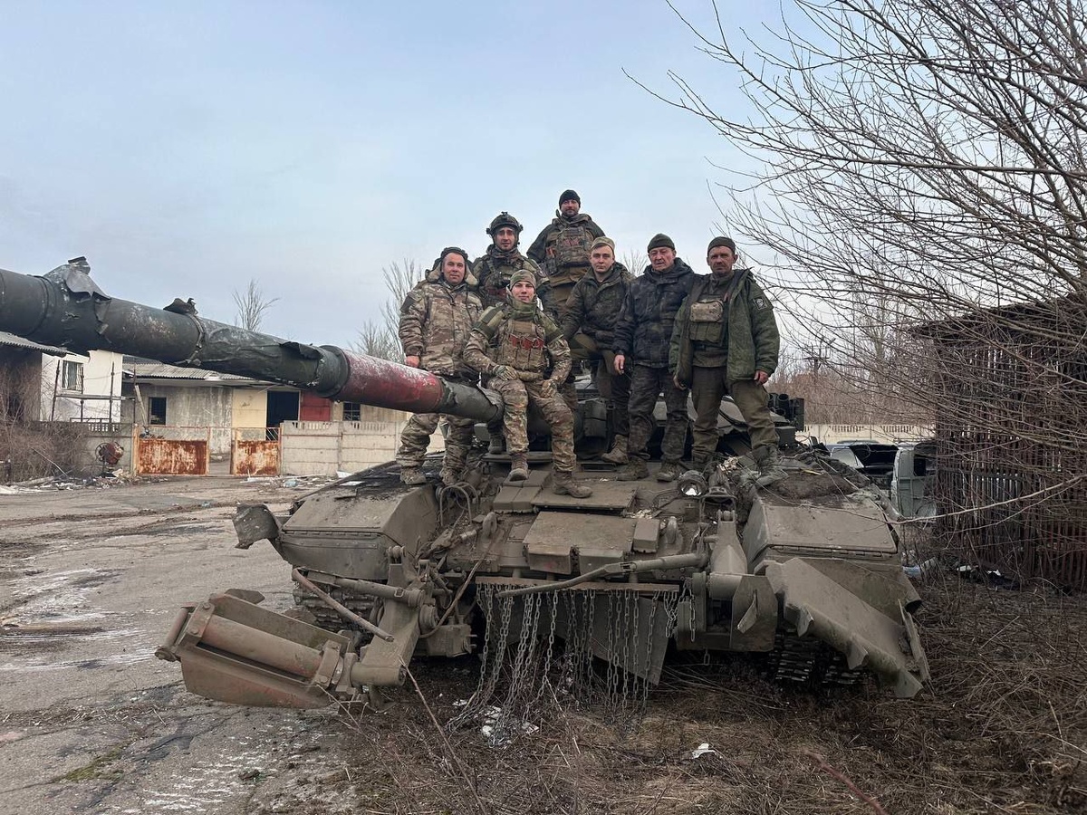 Вот бригада эвакуации и командир. 