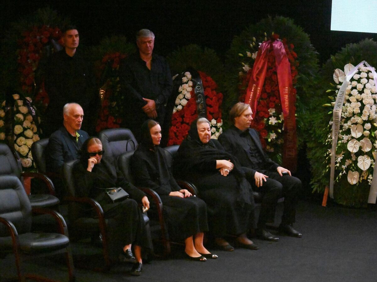    Родственники телеведущего Александра Маслякова во время гражданской панихиды в "Планете КВН"© РИА Новости / Илья Питалев