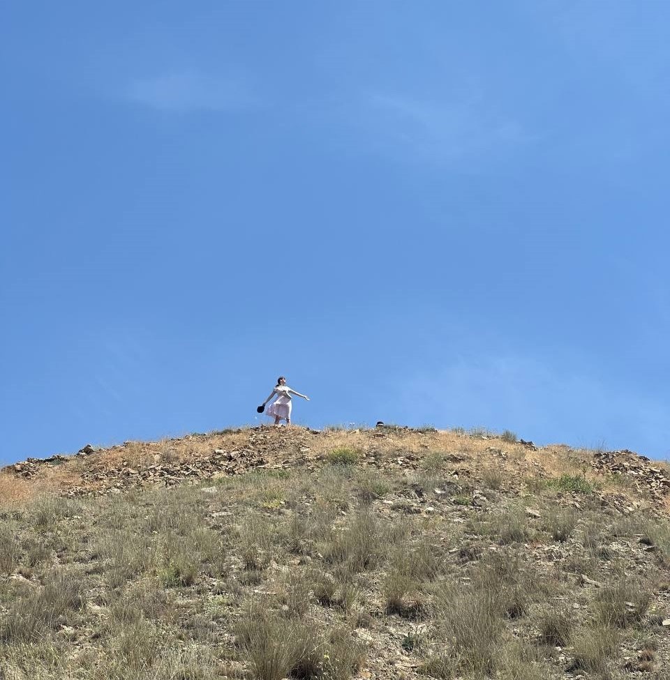 Вроде полезно выкладывать в личный блог свои фото. Так вот знайте: эта малипуська на горе — это я.