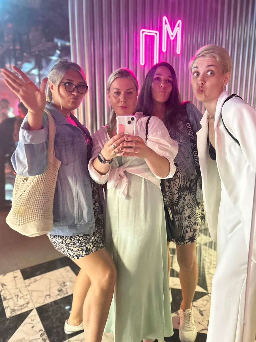 Это мы красивые на мой день рождения 🎉  Слева направо: Диана, Аня, Наташа, я💕