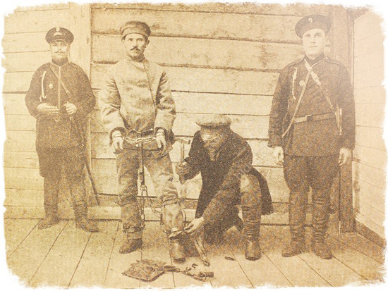 Заклепка кандалов у заключенного