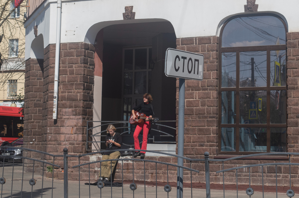 Уличный арт из окна автомобиля