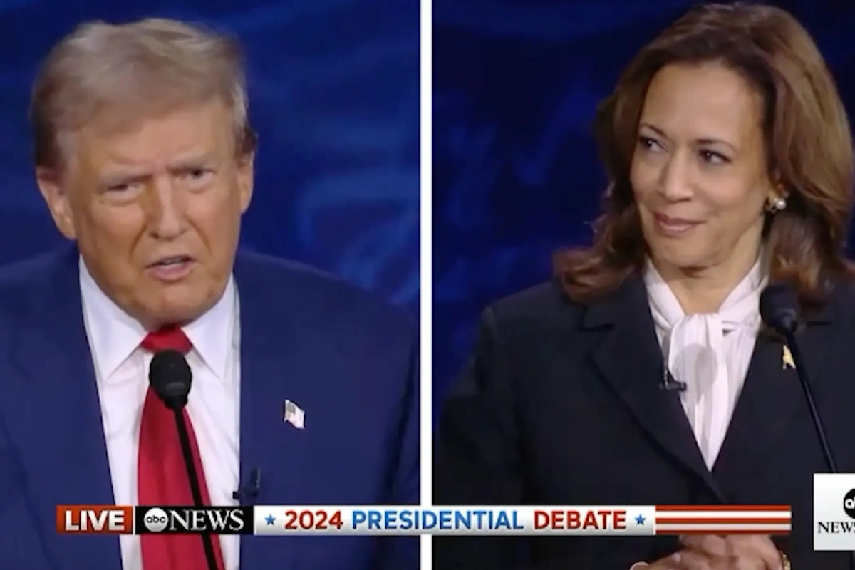 Специально американские СМИ растиражировали это фото, где Камала выглядит относительно удачнее Трампа. Инет