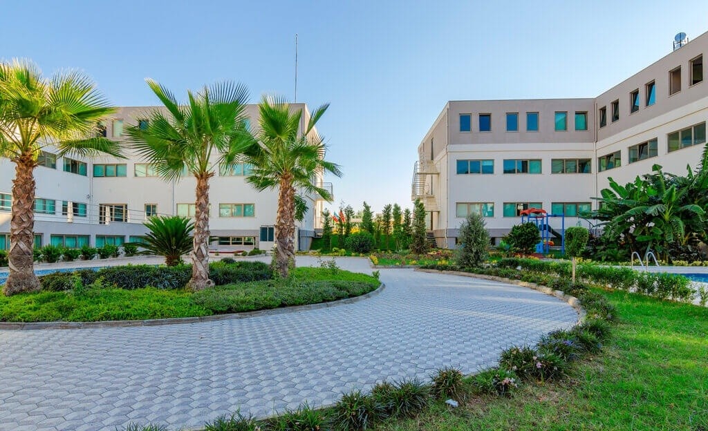 Задний двор русской школы в Алании