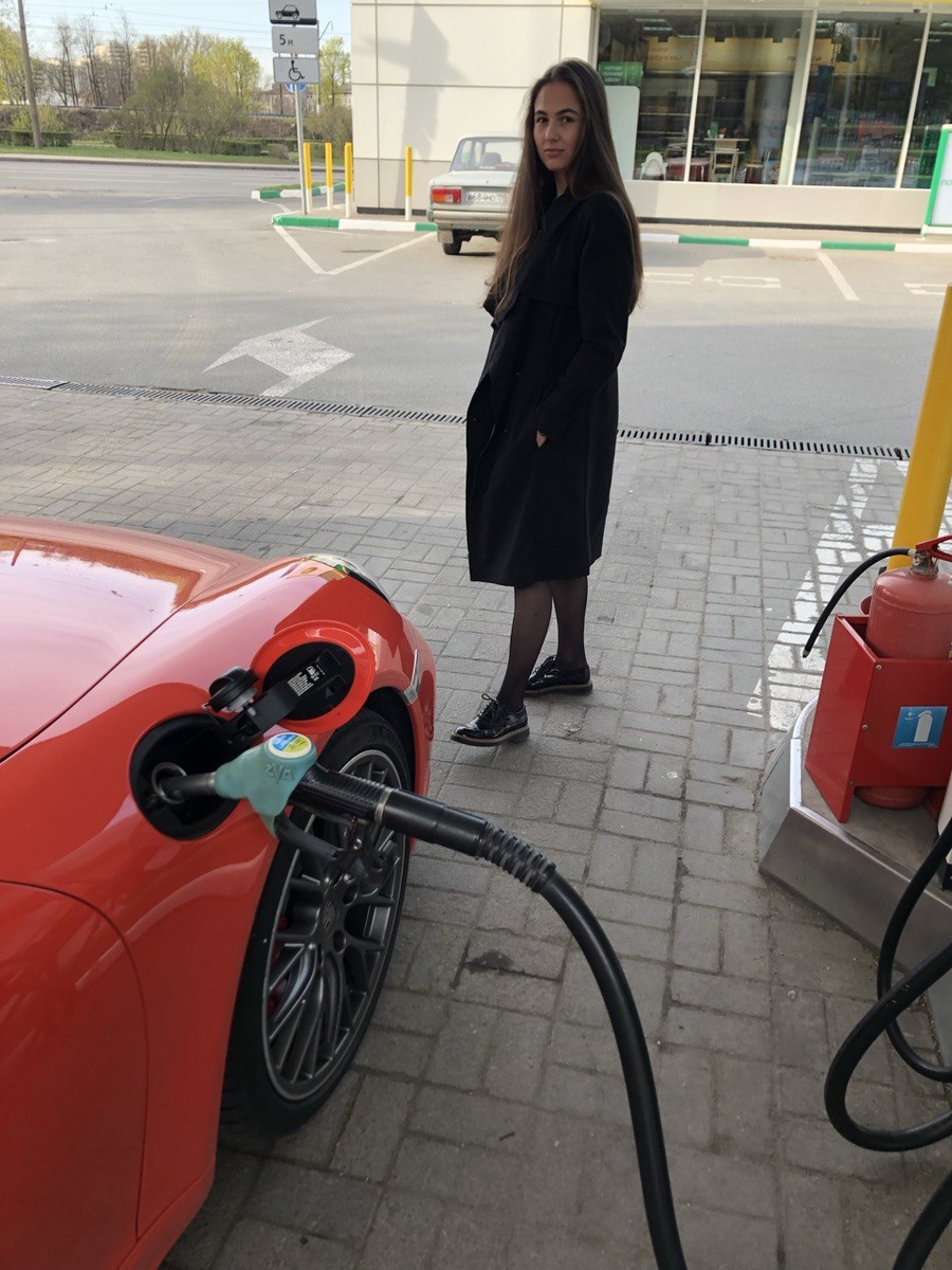 Тогда в моей жизни наступило вообще странное время. Я могла слетать в другой город поужинать, спустить огромные деньги на флакон духов, сумки и прочую ерунду. Доделала ремонт в квартире. Моими хобби стали не просто прогулки, а дорогостоящие увлечения. Я перестала питаться дома. Вообще. Показателен тот факт, что до этого времени мне было совершенно не важно, какой у меня телефон. Я ходила с маленьким розовым айфоном, и меня все устраивало. Но именно тогда у меня появился большой новый телефон, через экран которого было особенно удобно рассматривать картинки в Инстаграм или Пинтерест. Вот уж тогда я разошлась.