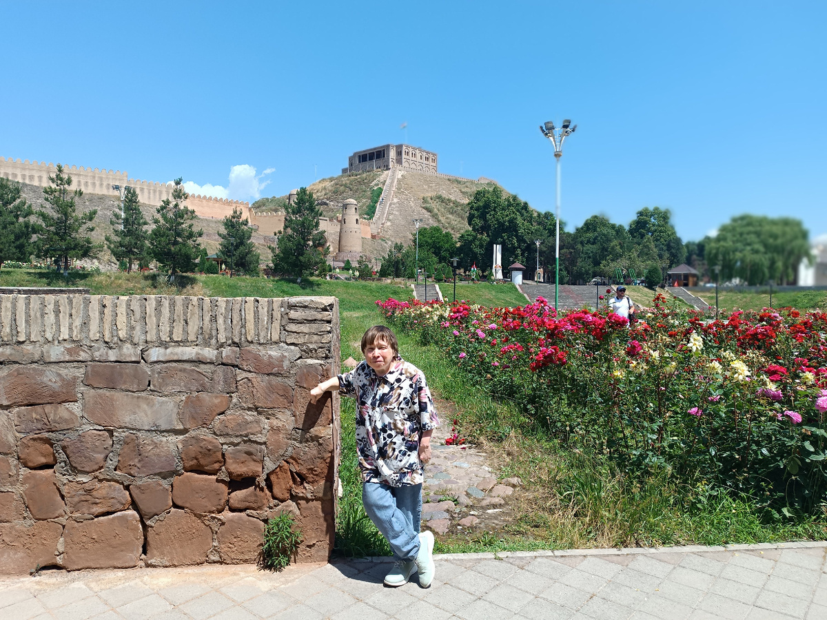 В Гиссарской крепости, как и в Душанбе много цветов 
