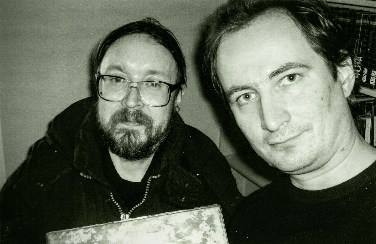 Егор Летов и Дмитрий Гудз. Декабрь 2007-го, Омск. "В новой квартире Егора, выбираем винил для прослушивания. Виден край конверта Their Satanic Majesties Request - The Rolling Stones"