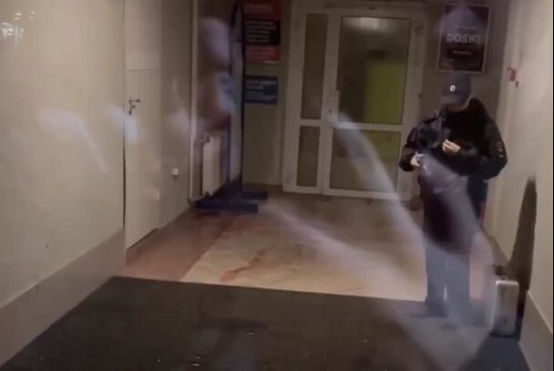    Кадр из ролика, который завирусился в Сети. Видно, что пол испачкан кровью. Фото: Кадр из видео