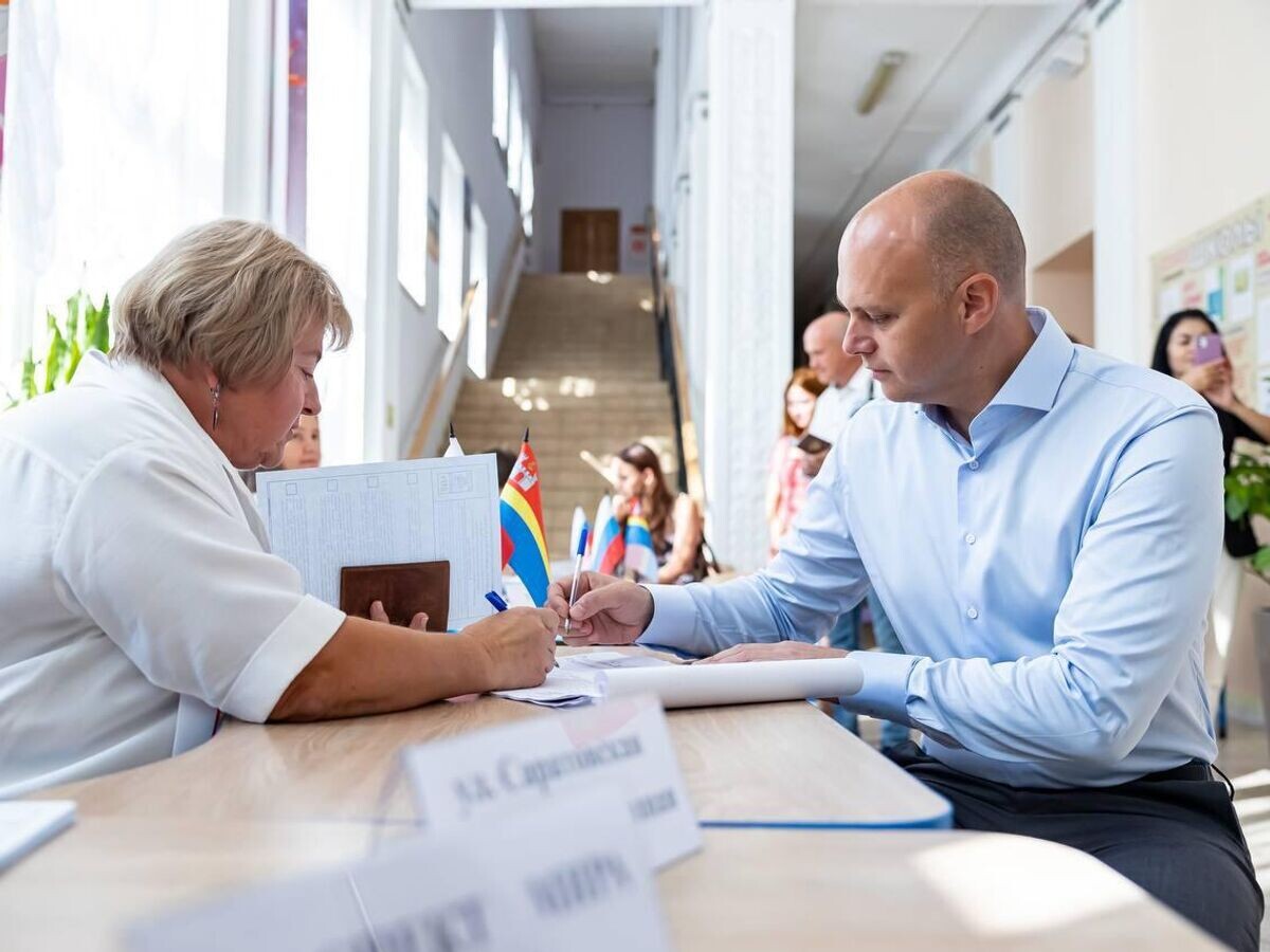    Врио губернатора Калининградской области Алексей Беспрозванных проголосовал на выборах главы региона© Фото : Алексей Беспрозванных/Telegram