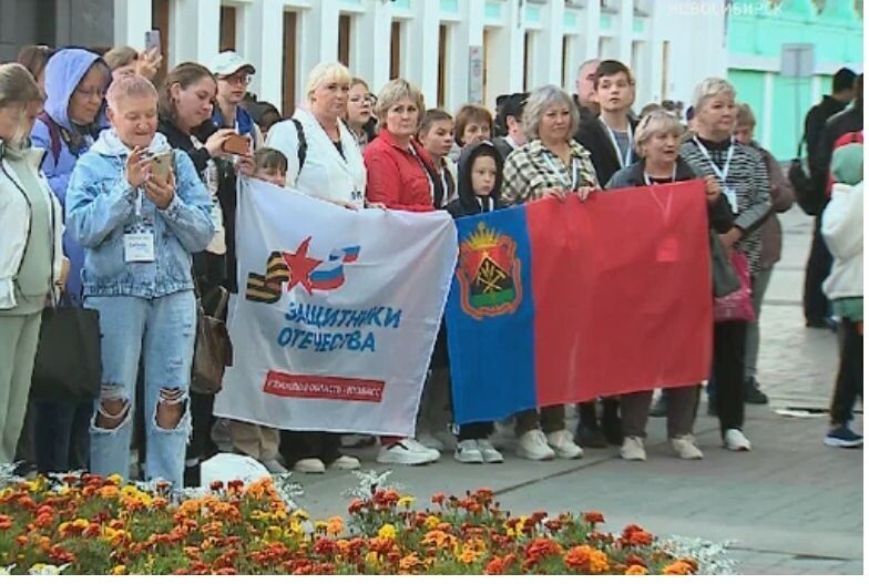     Люди встречают поезд. Источник: nsktv.ru Автор фото: ВГТРК Новосибирск