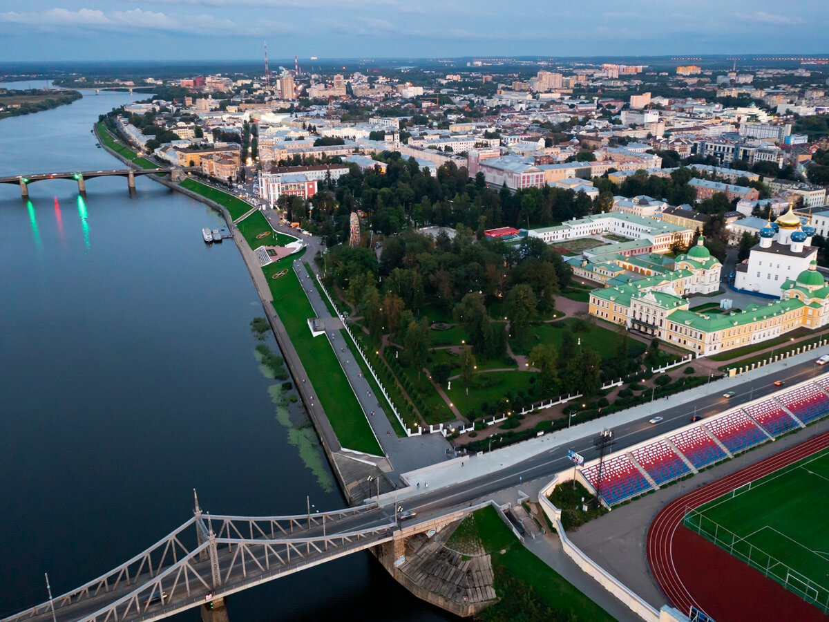 Вид на центр города и императорский путевой дворец. © Iakov Filimonov | Dreamstime.com