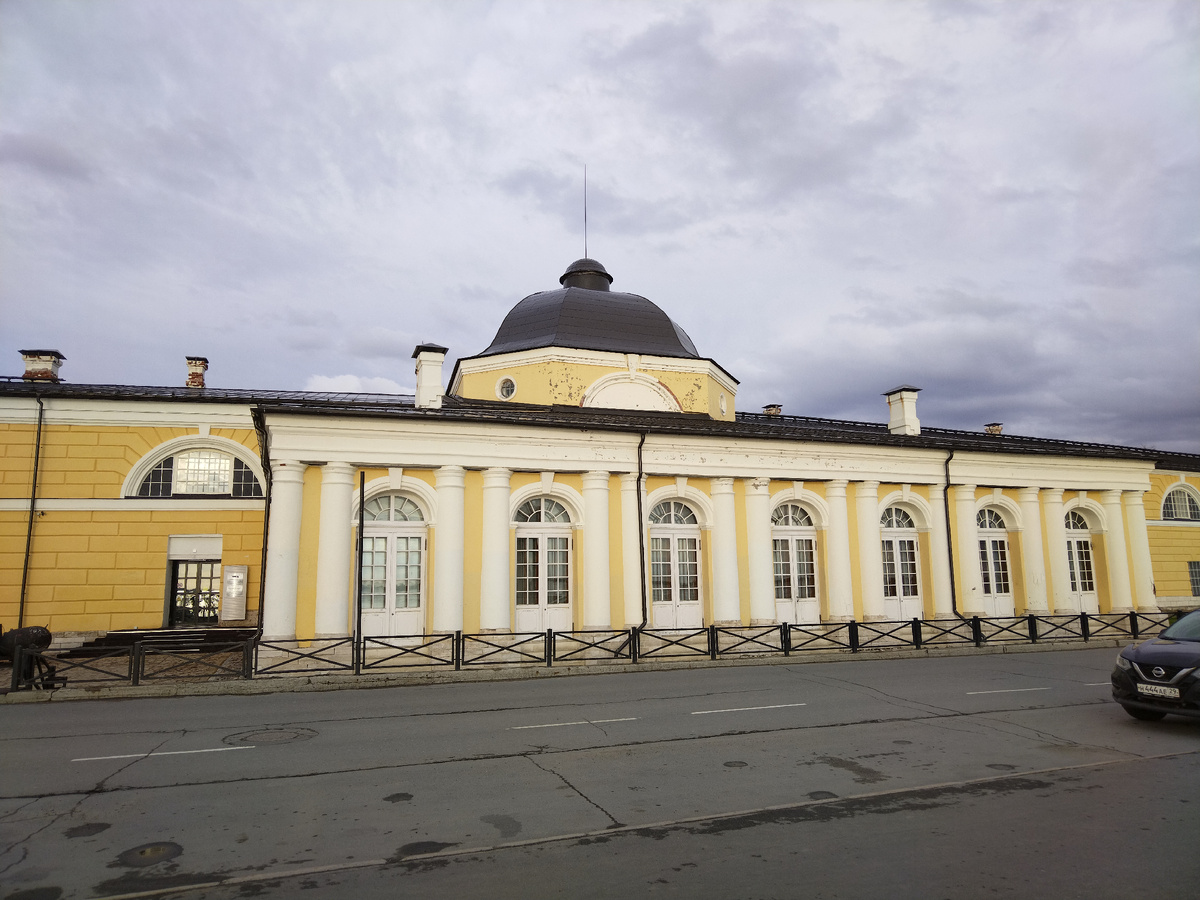 Биржевой зал был пристроен к Гостиным Дворам по Указу Екатерины Великой