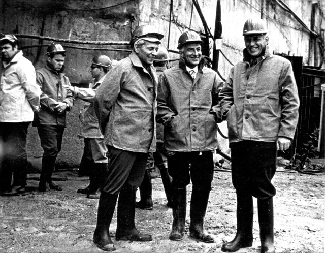 Посещение БНО ИЯИ АН СССР на одном из этапов строительства штольни (1974). На переднем плане: акад. С. С. Герштейн (ИФВЭ), Бруно Понтекорво и акад. А. Е. Чудаков (ИЯИ). На заднем плане в центре — докт. физ.-мат. наук А. А. Поманский, первый заведующий БНО. Фото из архива БНО ИЯИ РАН